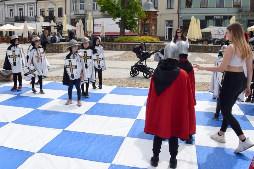 Żywe szachy na Rynku w Kielcach. Wyjątkowa atrakcja w ramach Budzenia Sienkiewki (ZDJĘCIA)