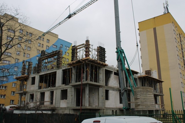 Powstaje kolejne piętro nowego apartamentowca przy ulicy Wilczej 9 w Radomiu.