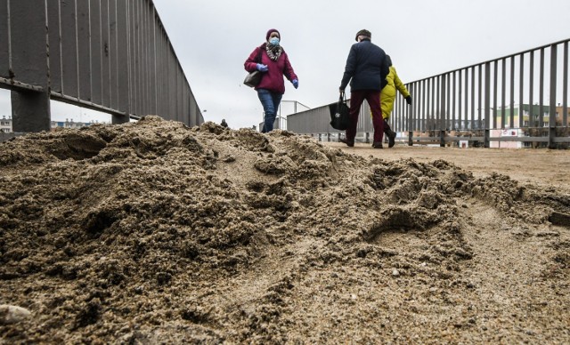 - W tym sezonie w magazynach przygotowanych zostało już 2150 ton soli, 30 ton chlorku wapnia oraz blisko 400 ton piasku - zapowiadał Tomasz Okoński, rzecznik ZDMiKP. I to na ulicach widać.