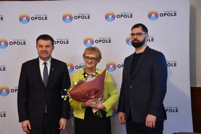 Prezydent Arkadiusz Wiśniewski podziękował za długoletnią pracę Elżbiecie Kampie, dyrektorce Miejskiej Biblioteki Publicznej w Opolu, która odchodzi na emeryturę. Jej następcą został Marcin Duda.