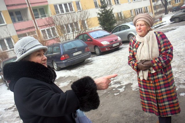 Kierowcy zostawiają samochody przed oknami bloków, a parking ...