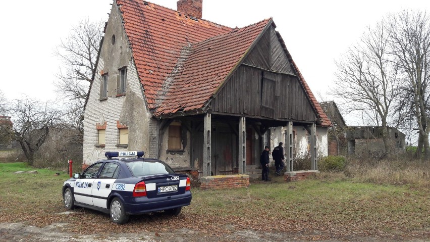 Policjanci sprawdzają miejsca, w których mogą przebywać...