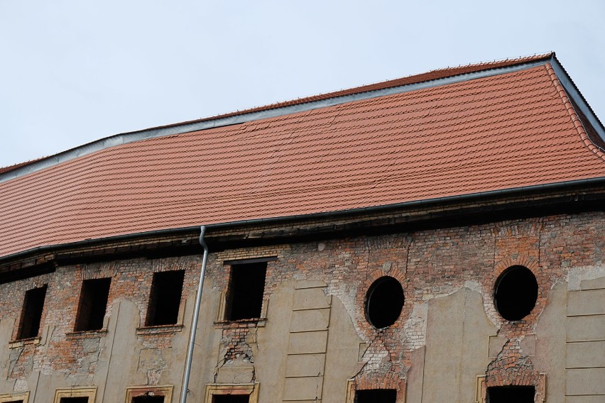 Wielka dziura w dachu Promnitzów zniknęła, oby dachówki...