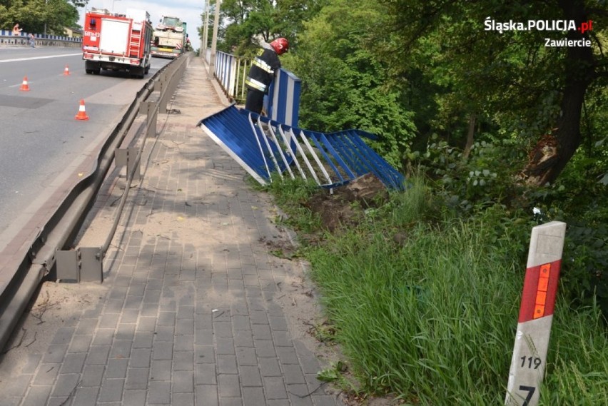 Wypadek na DK78 w Zawierciu. TIR zepchnął samochód z wiaduktu [ZDJĘCIA]