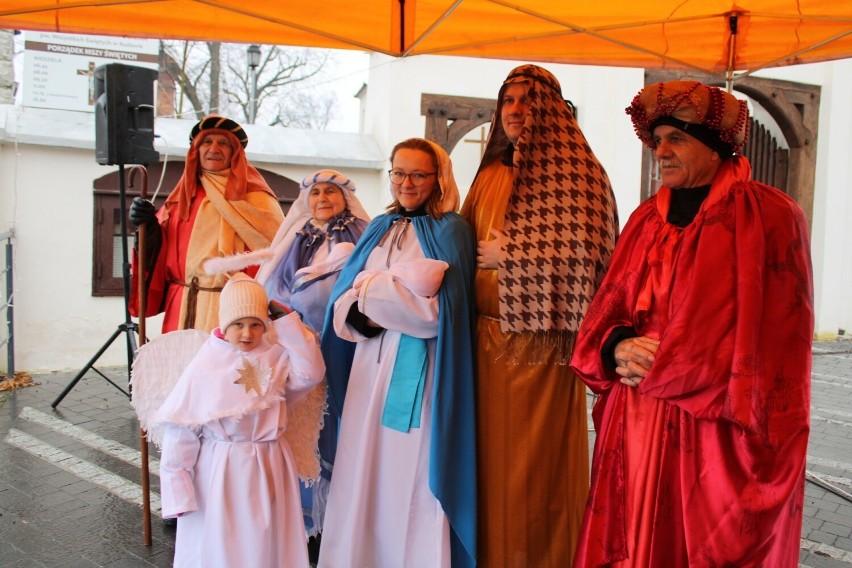 Święta Rodzina czekała na monarchów przed kościołem w...