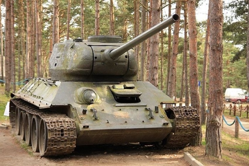 Eksponat "witający" zwiedzających - słynny radziecki czołg z...