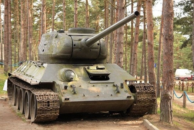 Eksponat &quot;witający&quot; zwiedzających - słynny radziecki czołg z II wojny T-34. fot. Tomasz Hens