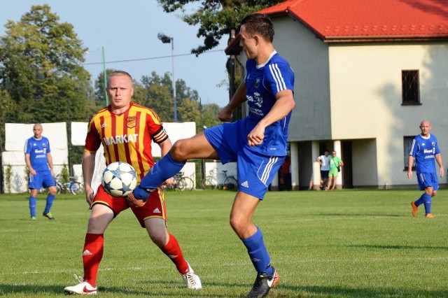 Dariusz Hobrzyk (przodem) i jego koledzy z Kalwarianki, wiosną będą walczyć pod okiem brazylijskiego szkoleniowca