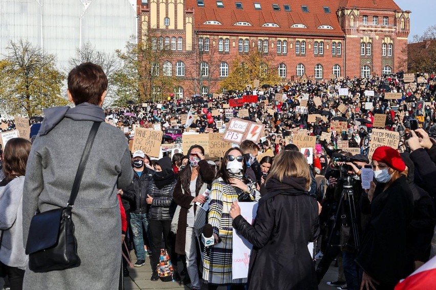 Prof. Inga Iwasiów podczas protestów w Szczecinie