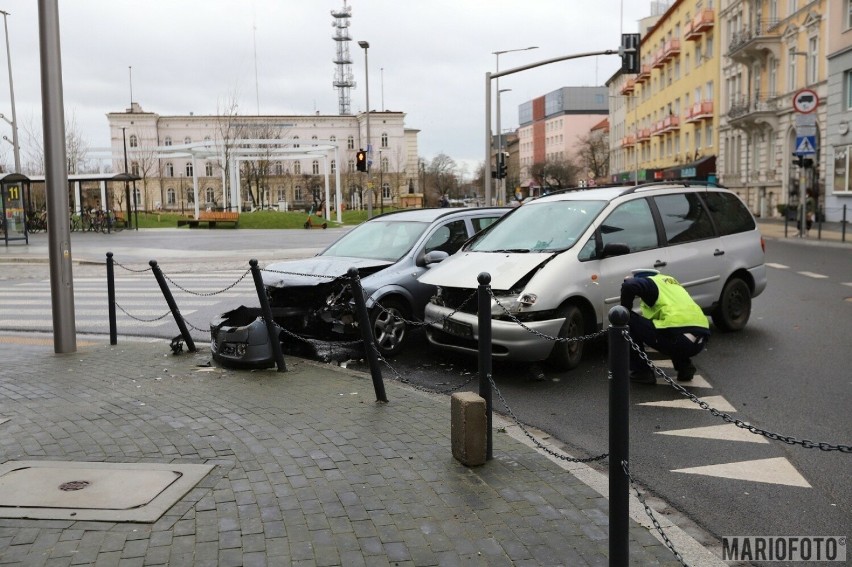 Wypadek na skrzyżowaniu ulic Kołłątaja i 1 Maja w Opolu.