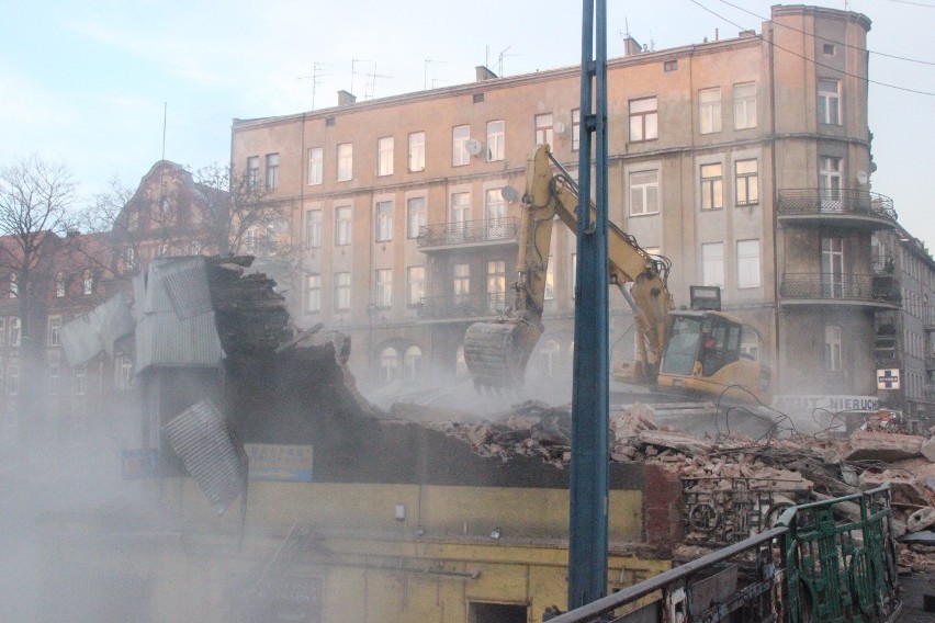 Budowa DTŚ w Gliwicach. Jeden z pamiątkowych okrąglaków zniknął już z powierzchni ziemi