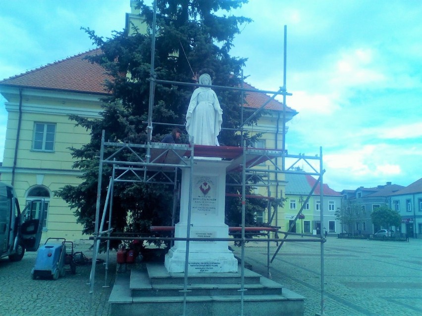 Trwają prace rewitalizacyjne pomnika Matki Boskiej na placu Tadeusza Kościuszki