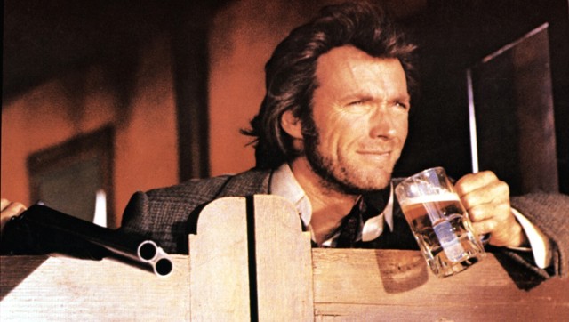 Clint Eastwood to jeden z najpopularniejszych i najbardziej popularnych aktorów na świecie. Niedawno skończył 93 lata. W swoim życiu tworzył wiele różnych mniej lub bardziej formalnych związków. 

Na zdjęciu Clint Eastwood w filmie "Joe Kidd". Rok 1972.

Scott Eastwood ma już 37 lat. Zobaczcie, jak dziś wygląda syn Clinta Eastwooda. Zobaczcie zdjęcia >>>>