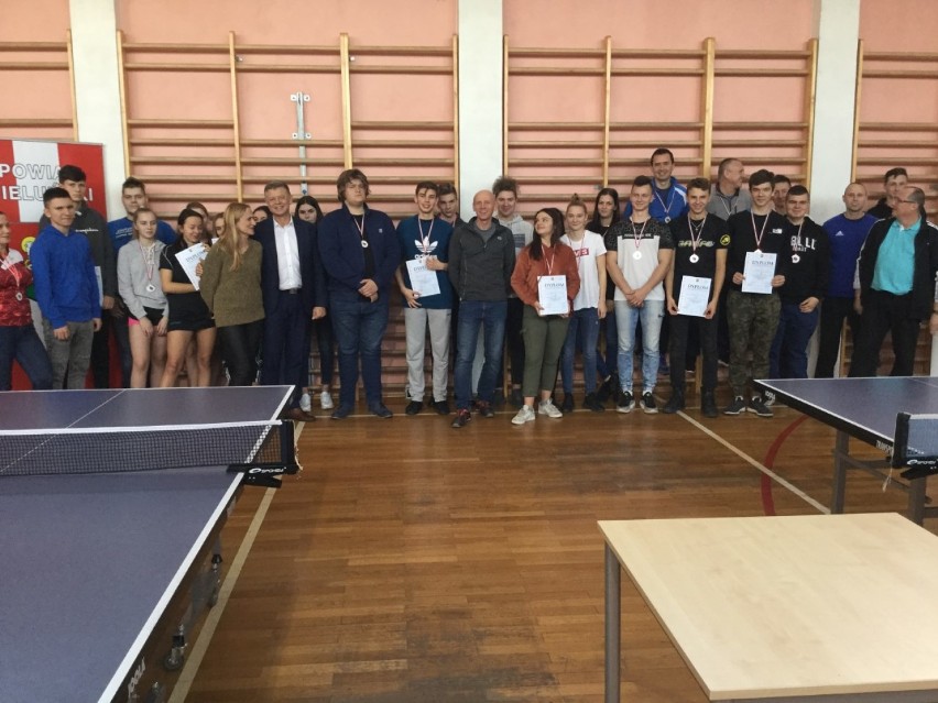 Mistrzostwa powiatu wieluńskiego w tenisie stołowym dziewcząt i chłopców[FOTO, WYNIKI]
