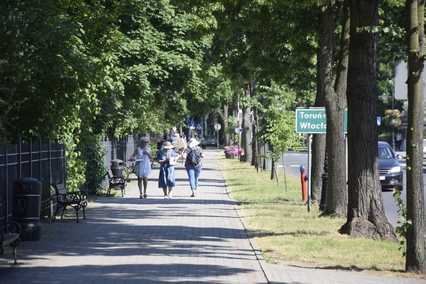 Mimo upałów ulice Ciechocinka wypełnione są ludźmi