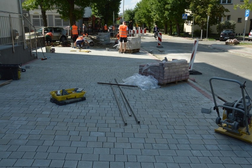 Trwa przebudowa kilku przejść dla pieszych w Stalowej Woli. Mieszkańcy narzekają