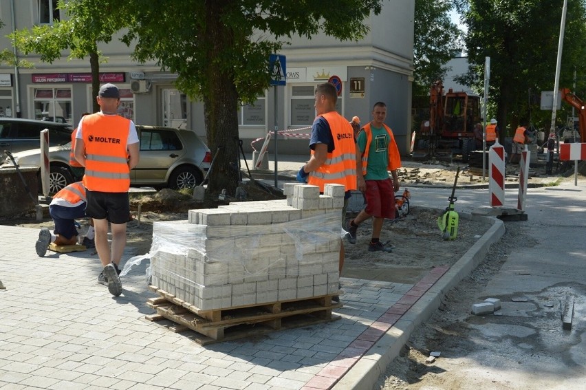 Trwa przebudowa kilku przejść dla pieszych w Stalowej Woli. Mieszkańcy narzekają