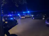 Uszkodzony radiowóz, pościg, blokada i poszukiwania przy użyciu drona. Wspólna akcja policji i strażaków w Kalsku