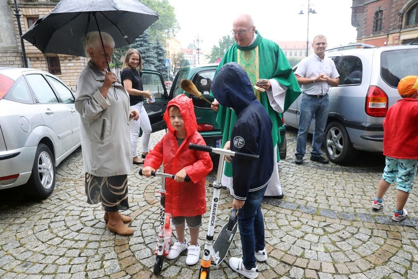 Święcenie samochodów w Legnicy. Dzisiaj jest dzień św. Krzysztofa, patrona kierowców