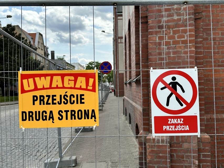 Dlaczego rozstawiono płot wokół budynku przy Dąbrowskiego w Lesznie? Budynek niedawno przeszedł gruntowny remont