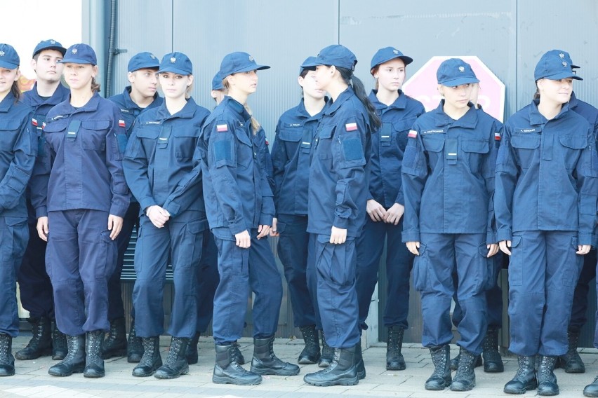 Policyjna akcja w Śremie dla pierwszoklasistów. Sierżant Pyrek i jego koledzy uczyli dzieci jak bezpiecznie dotrzeć do szkoły