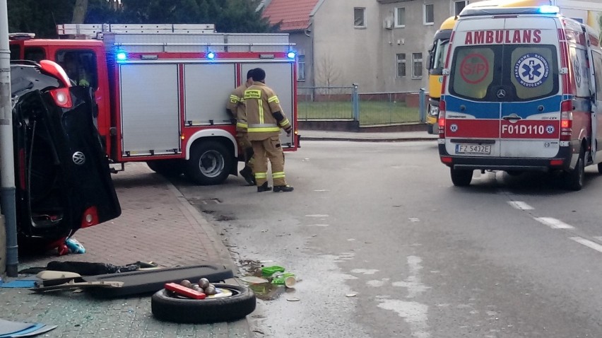 Auto przewróciło się i uderzyło w budynek przy ul....