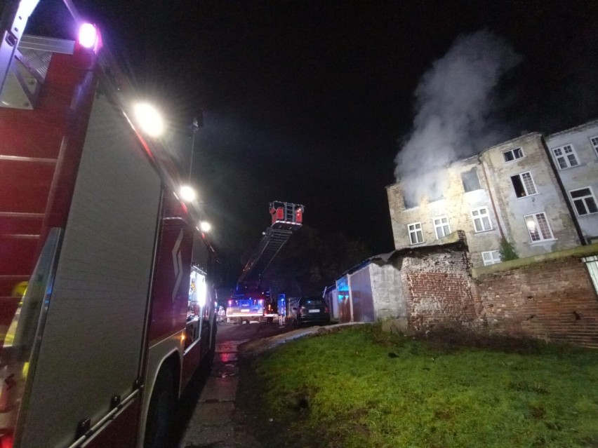 Pożar mieszkania przy ul. Harcerskiej w Kaliszu. Poszkodowany mężczyzna trafił do szpitala. ZDJĘCIA
