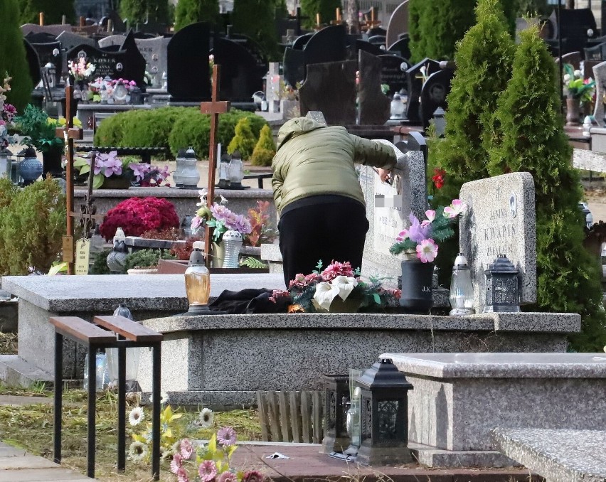 Porządki na cmentarzu na Firleju w Radomiu.