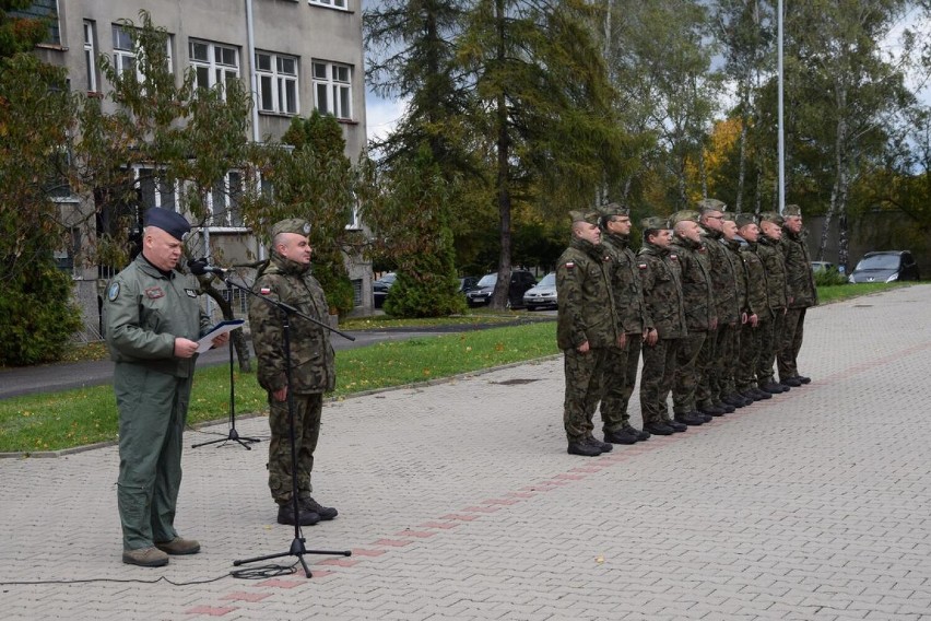 Wręczenie broni żołnierzom dobrowolnej zasadniczej służby wojskowej w Łasku