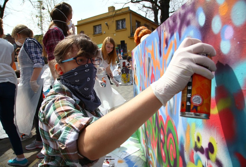 Graffiti - Sztuka Miasta 4 w Tomaszowie Maz. Młodzież przygotowuje się do wielkoformatowego muralu
