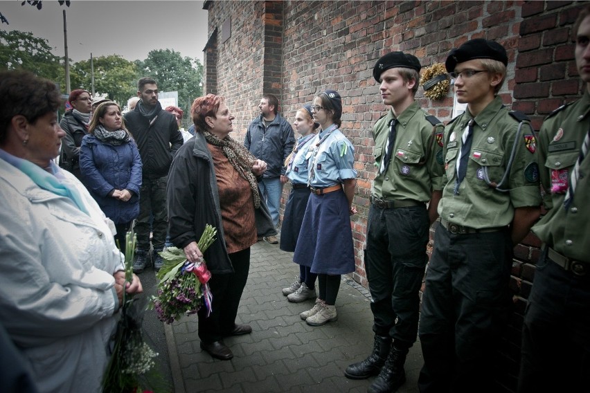 Czesi odwiedzili więzienie przy Kleczkowskiej. To tam mordowano ich bliskich (ZDJĘCIA)