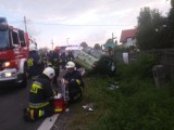Bukowiec Opoczyński: Zderzenie osobowego renaulta z ciężarowym volvo. Ranny kierowca renaulta (foto)