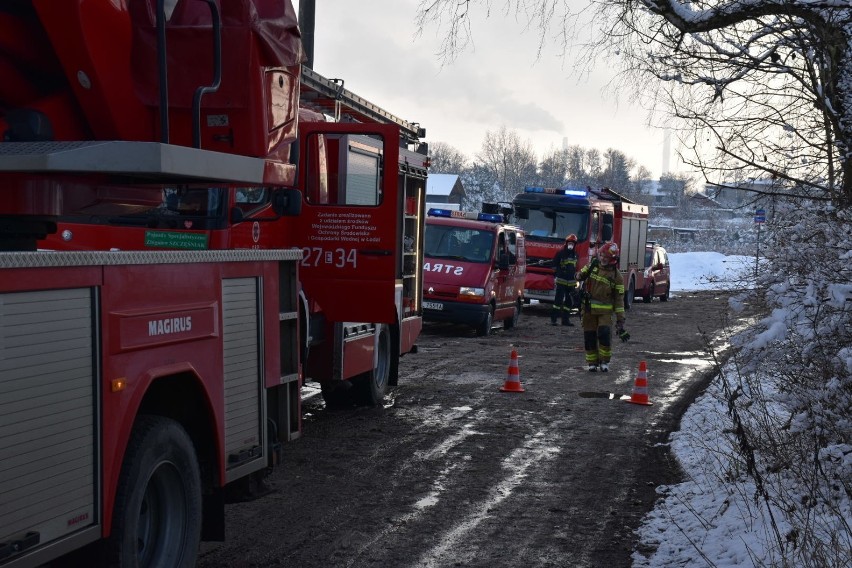 6 zastępów straży pożarnej w Łodzi gasiło pożar, który w...