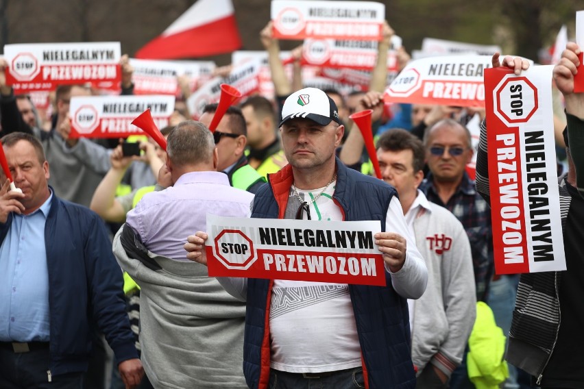 Strajk, Warszawa 2019, 8.04. Protest taksówkarzy. Jest...