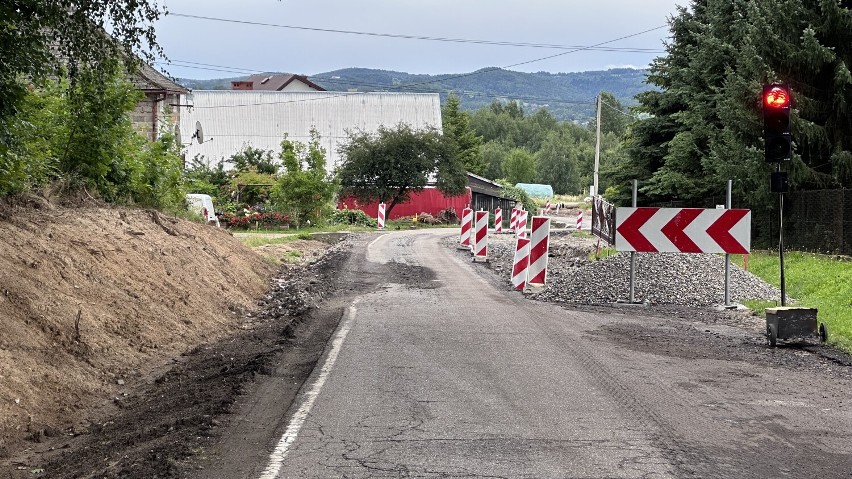 Będzie przebudowa 1,2 kilometra drogi powiatowej w Nieprześni, powiat dostanie kolejne 2,2 mln zł z Lasów Państwowych