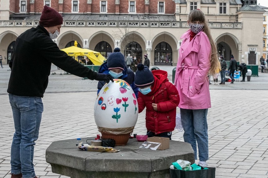Malowanie wielkich jaj na krakowskim Rynku