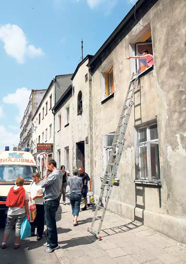 Dwie osoby trafiły do szpitala po nocnym pożarze kamienicy przy ulicy Zarzewskiej 6.