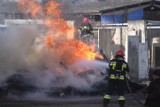 Toruń. Pożar na Rubinkowie. Na złomowisku przy ul. Bukowej zapaliły się tworzywa sztuczne [ZDJĘCIA]