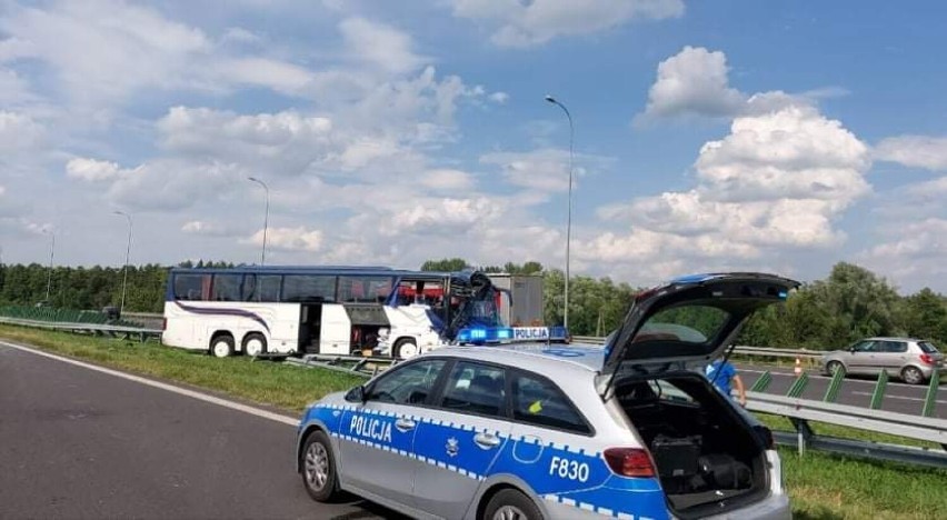 Poważny wypadek na autostradzie A1. Autokar z dziećmi uderzył w tył naczepy [zdjęcia]