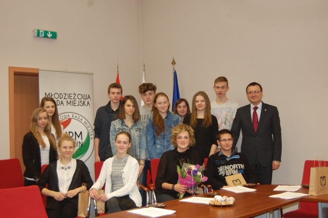 Pożegnalne zdjęcie Młodzieżowej Rady Miejskiej Szubina z burmistrzem Arturem Michalakiem. To koniec 2-letniej kadencji