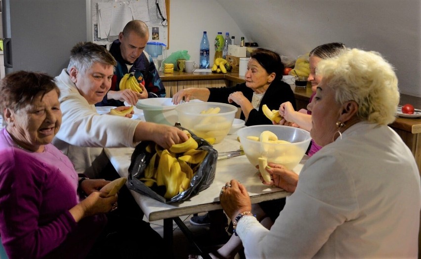 Fundacja "Aktywni w potrzebie" ze Zduńskiej Woli wsparła DPS w Skrzynnie 
