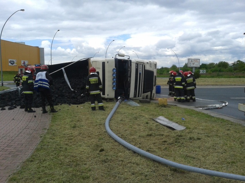 Wypadek w Bielanach Wrocławskich. Ciężarówka spowodowała...