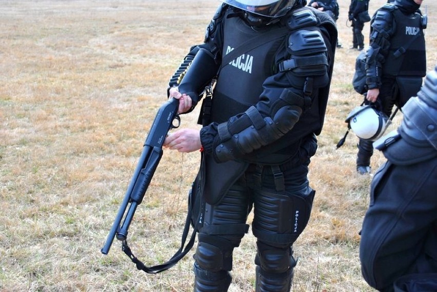Policjanci z Lublina ćwiczyli taktykę na poligonie przed Euro 2017 (WIDEO) 