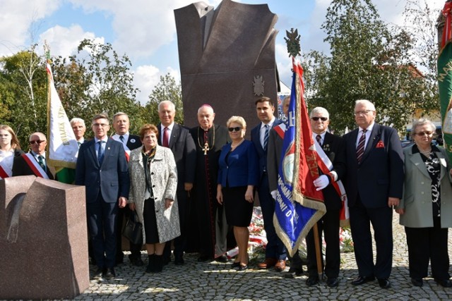 Dzień Sybiraka w Legnicy, delegacje złożyły kwiaty.