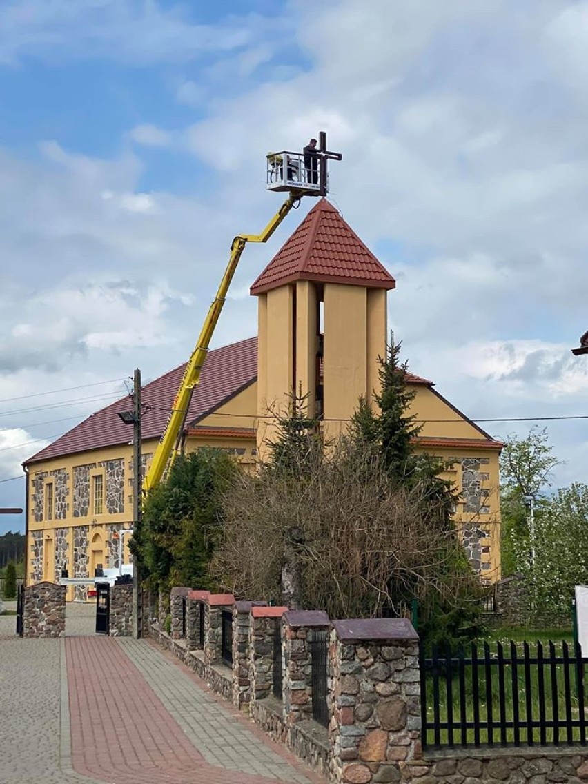 Nowy krzyż na dzwonnicy w parafii MB Pocieszenia w Wyszynach.