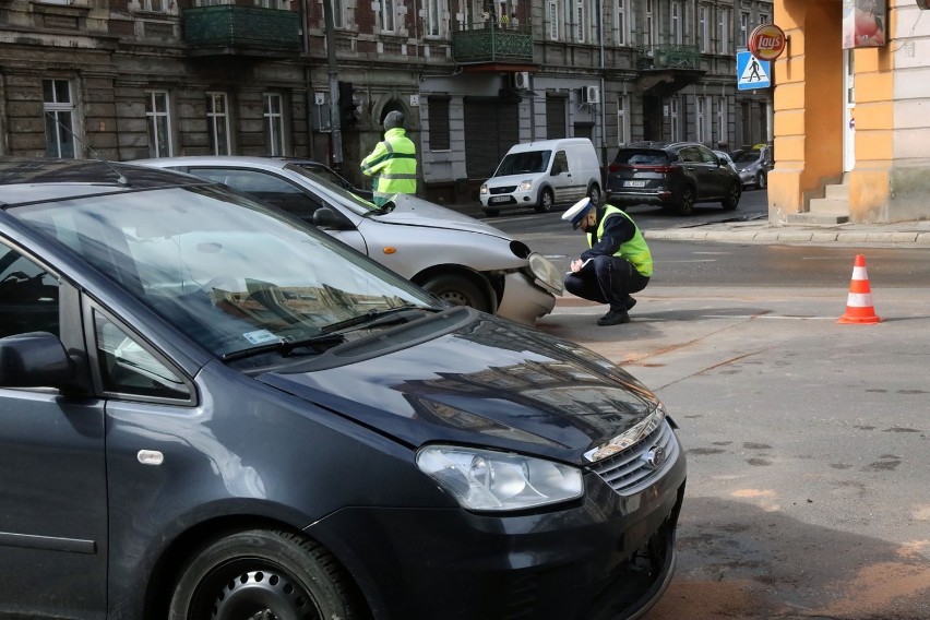 Stłuczka na ulicy Piastowskiej w Legnicy, zderzyły się dwa auta osobowe