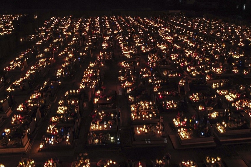 Tysiące świateł na naszych cmentarzach. Dziś dzień Zaduszny, znów zapalimy świeczkę 