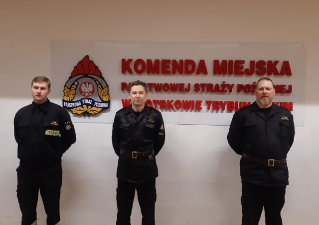 Strażacy z Piotrkowa, st. kpt. Adam Sosnowski i mł. kpt. Kamil Włuka (na zdjęciu od lewej) uratowali życie pracownikowi centrum handlowego w Warszawie