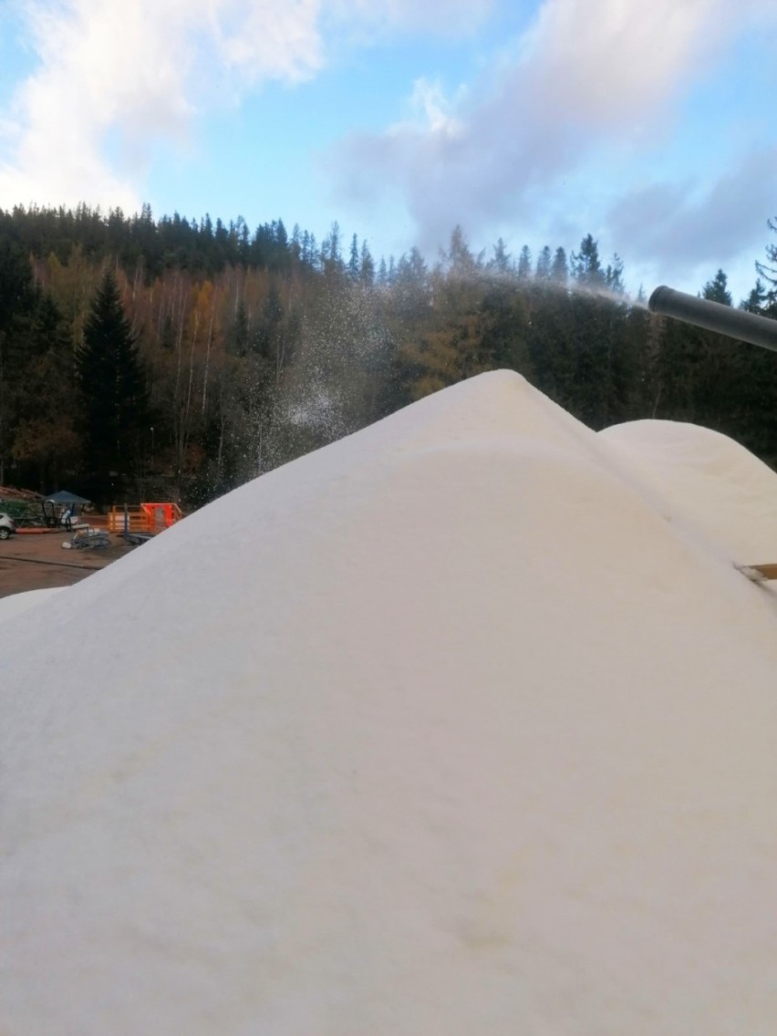 Szykujcie się na sezon narciarski. Na stoku w Białym Jarze pracę rozpoczęła fabryka śniegu! [ZDJĘCIA]