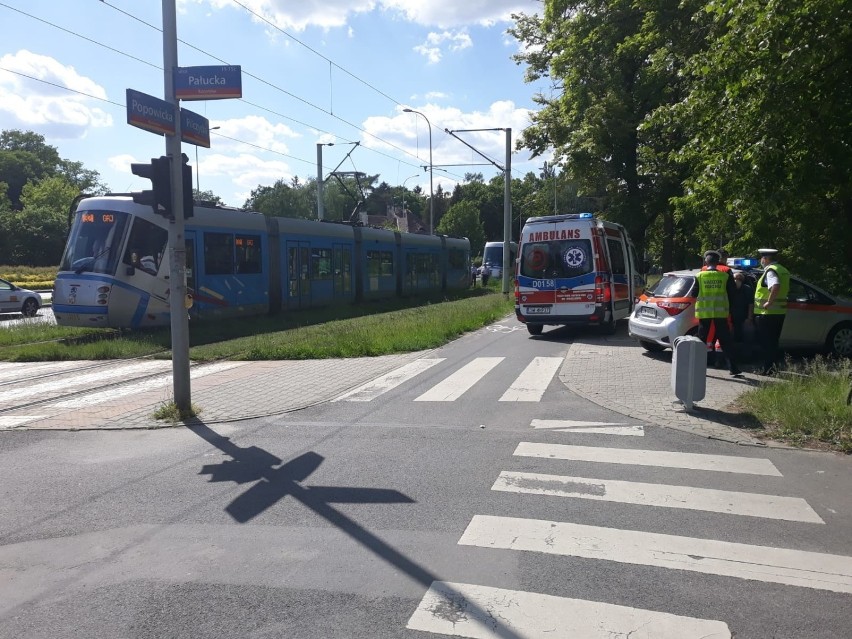 Wrocław. Na Popowickiej tramwaj potrącił rowerzystę [ZDJĘCIA]